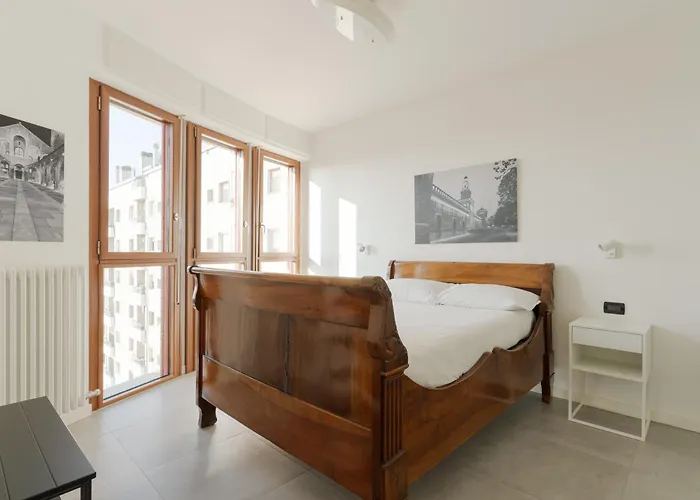 Guesthost - Modern Pirelli